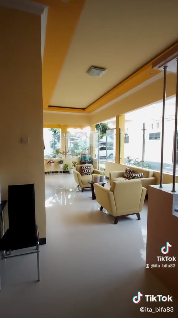 rumah kuning tengah kampung © TikTok