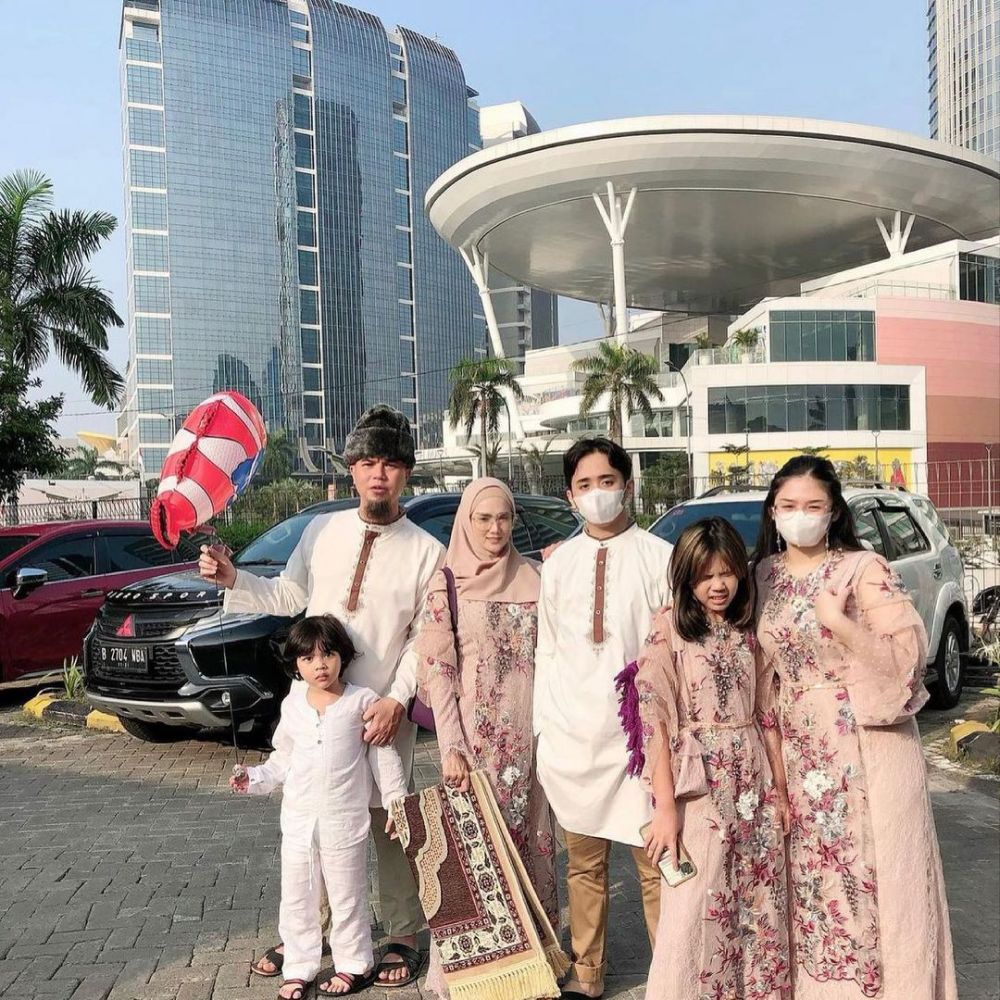 potret kedekatan anak penyanyi dengan ayah sambungnya © berbagai sumber potret kedekatan anak penyanyi dengan ayah sambungnya © berbagai sumber