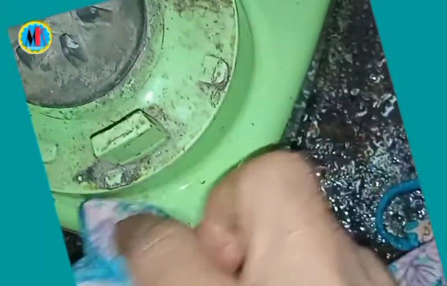 Tanpa sitrun atau sabun cuci piring, ini trik bersihkan bagian luar mesin blender kusam pakai 1 bahan