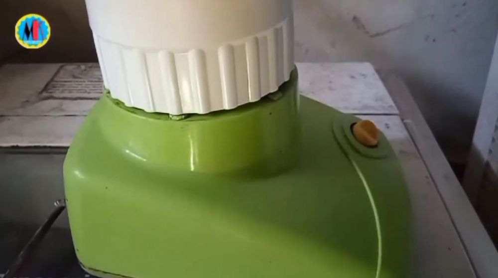 Tanpa sitrun atau sabun cuci piring, ini trik bersihkan bagian luar mesin blender kusam pakai 1 bahan