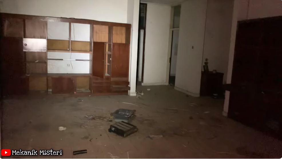 penampakan rumah megah dono terbengkalai © YouTube penampakan rumah megah dono terbengkalai © YouTube