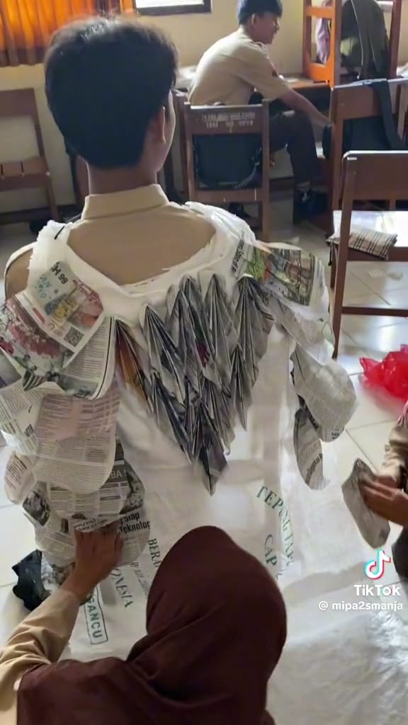 Bikin kostum dari barang bekas, 11 potret karya murid SMA saat fashion show ini kreatif di luar nurul