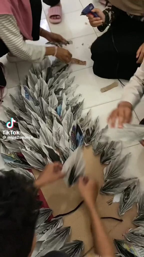 Karya fashion murid SMA dari barang bekas © TikTok