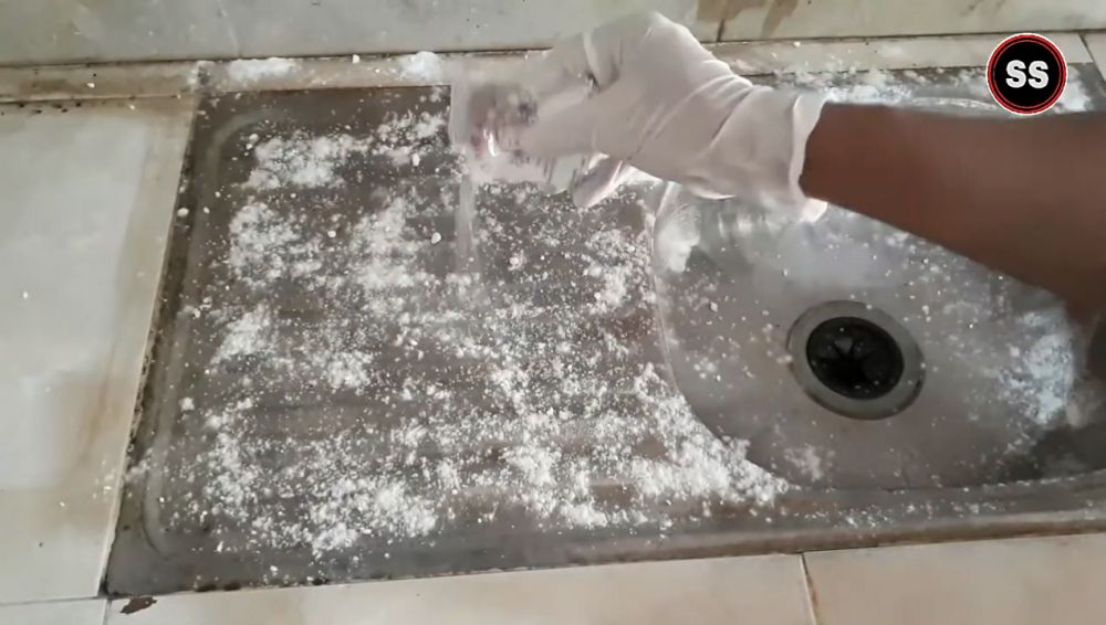 Bukan sitrun, ini cara bersihkan noda membandel di wastafel agar mengilap lagi pakai 1 bahan dapur