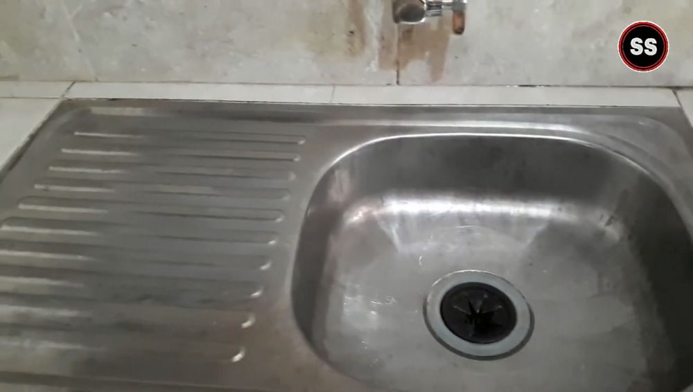 Bukan sitrun, ini cara bersihkan noda membandel di wastafel agar mengilap lagi pakai 1 bahan dapur