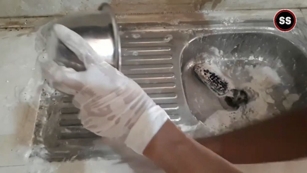 Bukan sitrun, ini cara bersihkan noda membandel di wastafel agar mengilap lagi pakai 1 bahan dapur