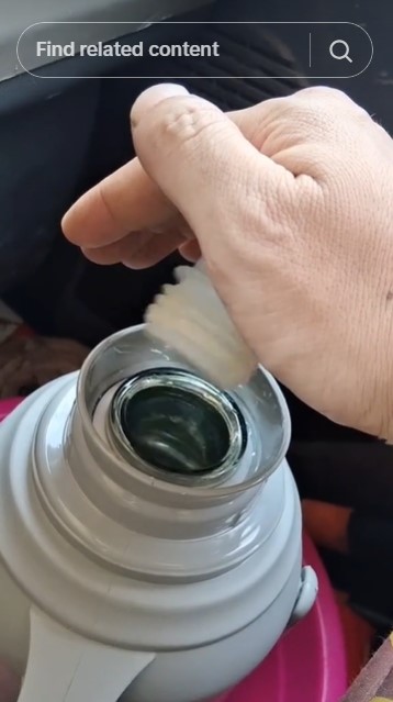 Aksi kocak warganet menyimpan air panas ini bikin tutup termos loncat terus, ada-ada aja ulahnya