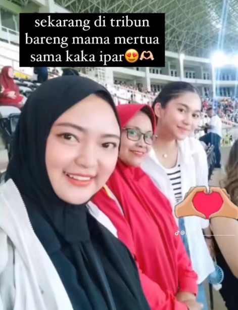 kedekatan Azizah Salsa dan ibunda Arhan © berbagai sumber