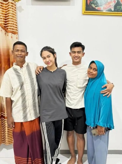 kedekatan Azizah Salsa dan ibunda Arhan © berbagai sumber kedekatan Azizah Salsa dan ibunda Arhan © berbagai sumber