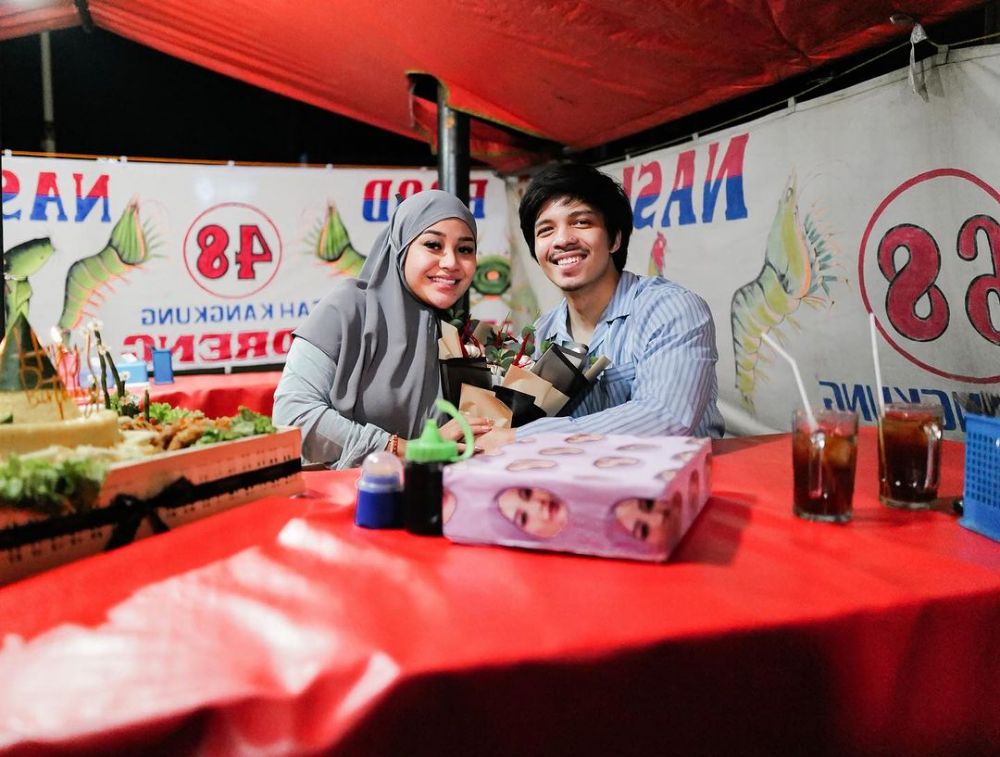 momen seleb cantik tak gengsi makan di pinggir jalan © berbagai sumber