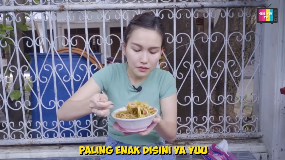 momen seleb cantik tak gengsi makan di pinggir jalan © berbagai sumber