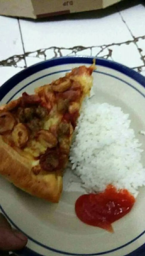 Potret kocak cara makan pizza  Berbagai sumber