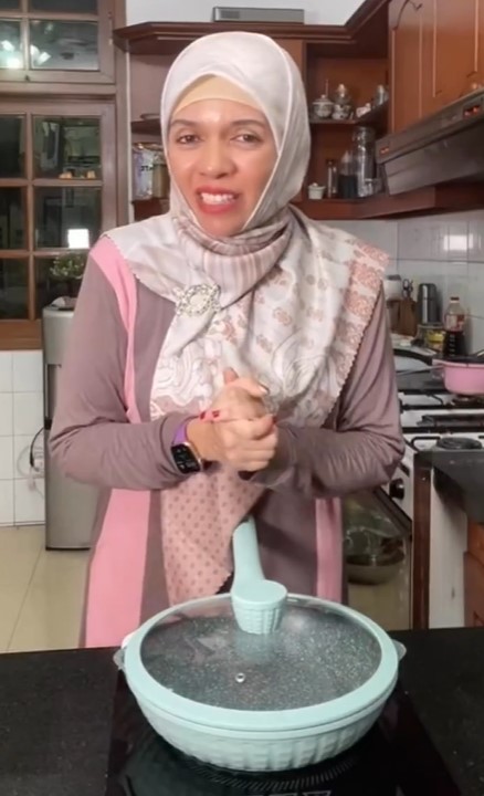  Geni Faruk pakai hijab simple tuai pujian © berbagai sumber