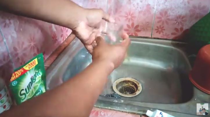 Tanpa bahan pemutih, ini cara mudah bersihkan kerak di gelas kaca cuma tambah 1 bahan dapur