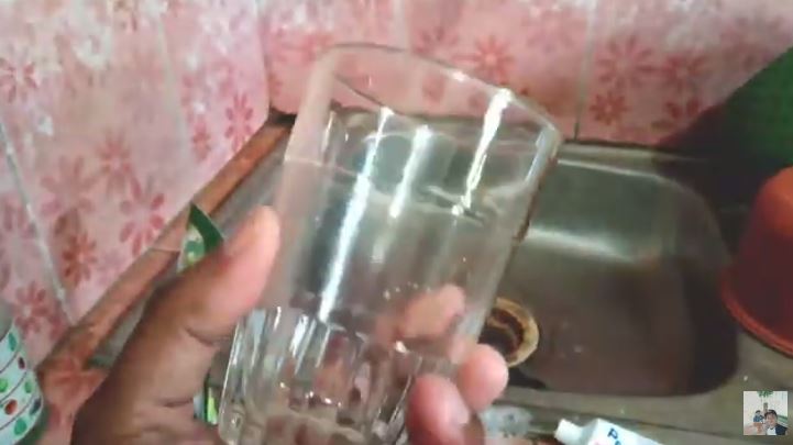 Tanpa bahan pemutih, ini cara mudah bersihkan kerak di gelas kaca cuma tambah 1 bahan dapur