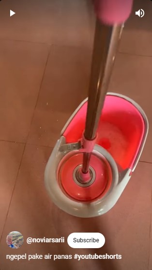 Tanpa cuka atau garam, ini trik mengepel lantai agar bebas kuman dan lebih kesat pakai 2 bahan dapur