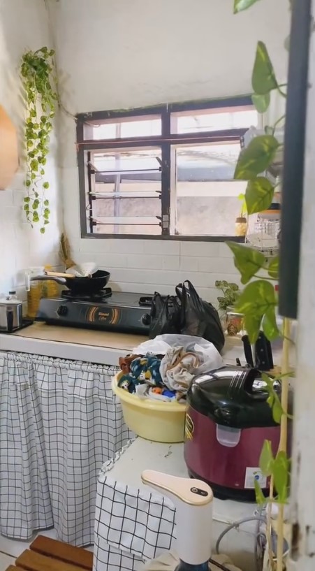 dapur mungil kontrakan 3 petak interiornya homey © 2023 brilio.net
