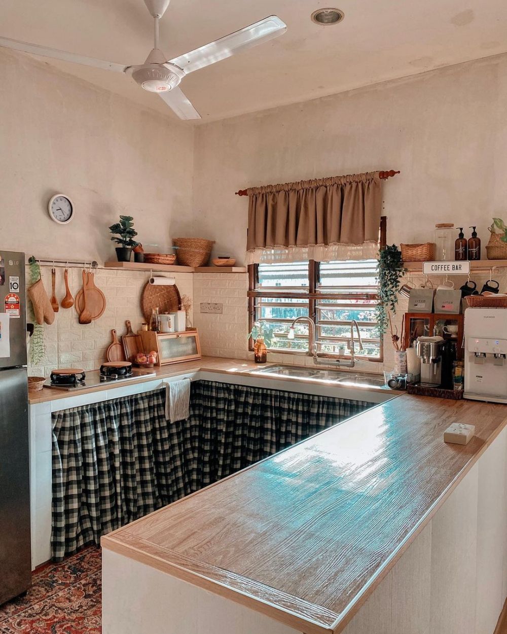 9 Potret dapur tanpa kitchen set ini mirip farmhouse film Hollywood, suasana vintagenya tak ngebosenin