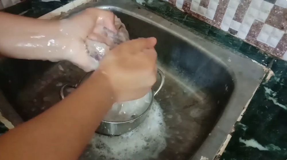 Cukup pakai 1 bahan sederhana, ini cara cuci lap dapur berminyak agar bersih kesat walau tanpa sitrun