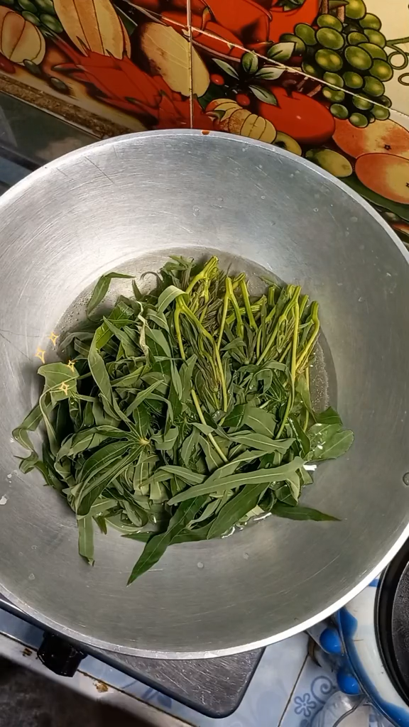 Tanpa diberi minyak goreng, ini cara merebus daun singkong agar tetap hijau cerah pakai 2 bahan dapur