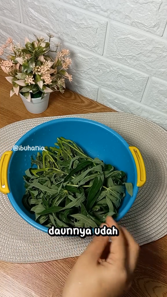 Tanpa diberi minyak goreng, ini cara merebus daun singkong agar tetap hijau cerah pakai 2 bahan dapur