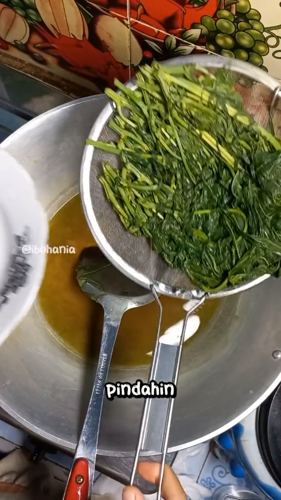 Tanpa diberi minyak goreng, ini cara merebus daun singkong agar tetap hijau cerah pakai 2 bahan dapur