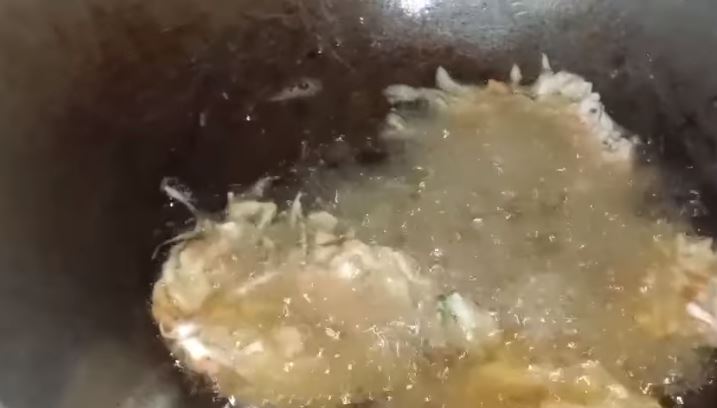 Bukan tepung beras atau air es, ini cara bikin bakwan renyah semalaman cuma tambah 1 bahan makanan