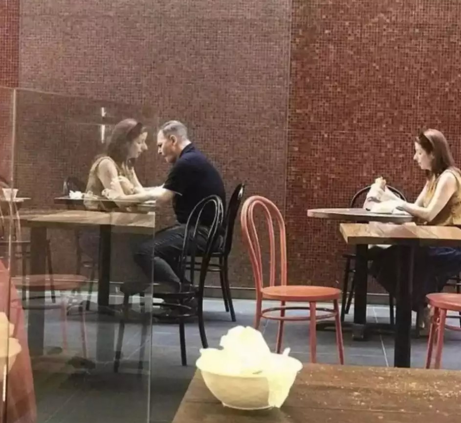 Jepretan kebetulan dari samping Berbagai sumber