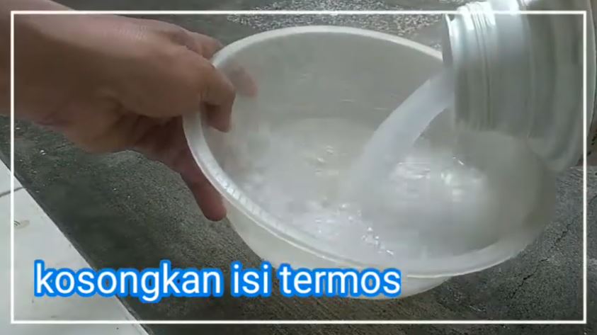 Cara membersihkan noda kerak di termos agar kembali kinclong cuma tambah 2 bahan dapur