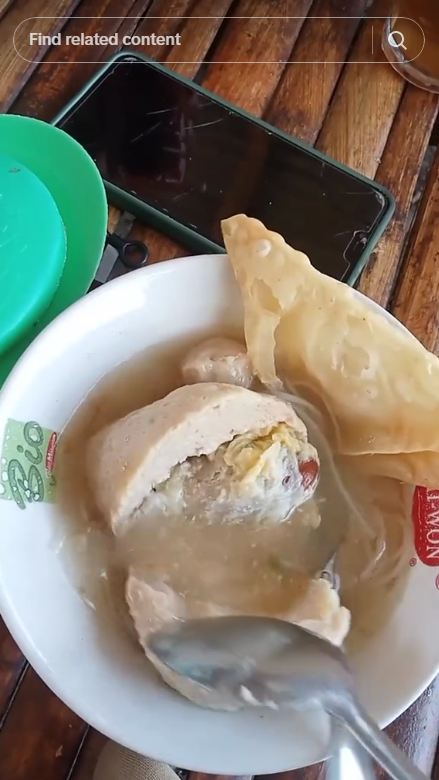 Bukan telur atau cabai, aksi warganet tunjukkan isian bakso ini bikin syok sekaligus melongo
