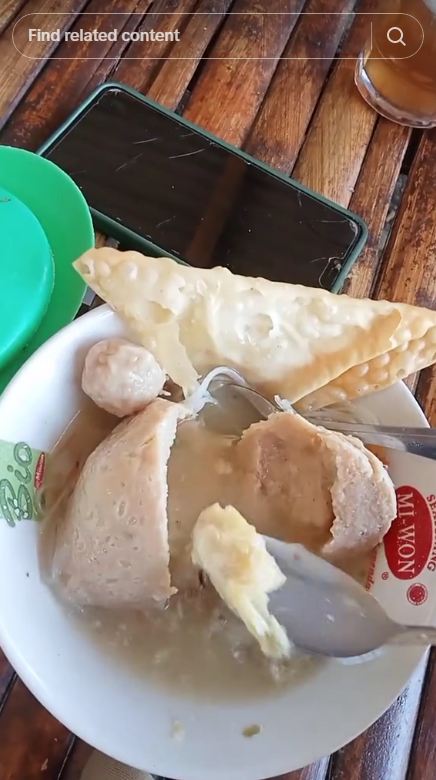 Bukan telur atau cabai, aksi warganet tunjukkan isian bakso ini bikin syok sekaligus melongo