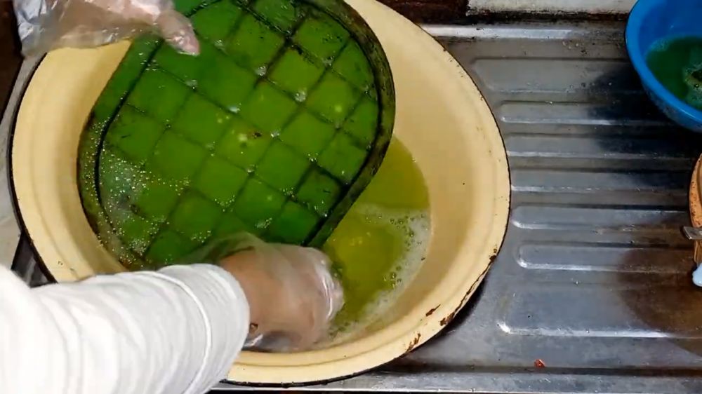 Bukan baking soda, ini cara mencuci talenan plastik berjamur agar bersih lagi pakai 1 bahan dapur