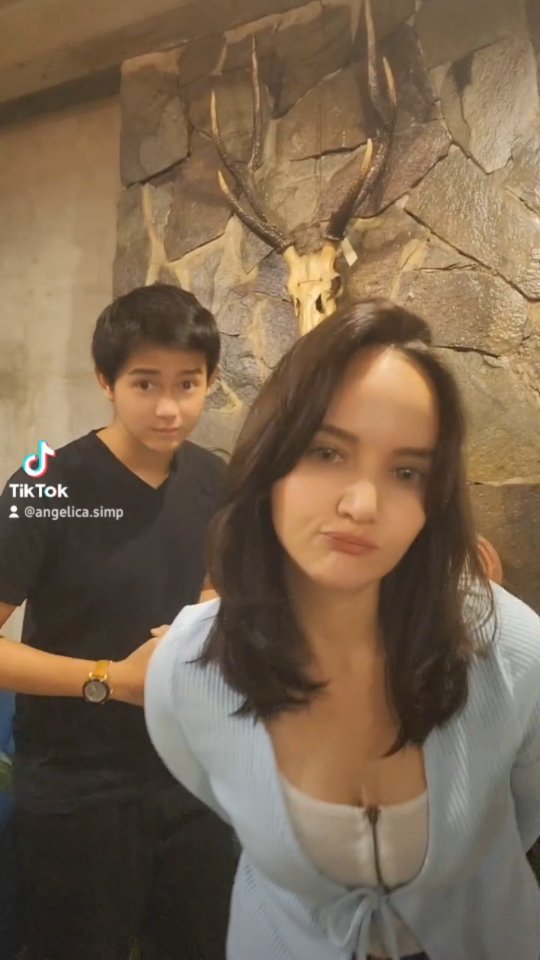 kedekatan angelica dan anak sambung © berbagai sumber