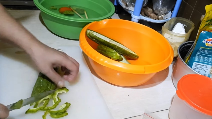 Bukan dengan garam atau asam jawa, ini cara menghilangkan rasa pahit pada pare pakai 1 bumbu dapur