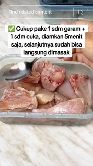 Cuma 5 menit, ini trik mencairkan daging ayam beku tanpa dimasukkan microwave atau disiram air panas