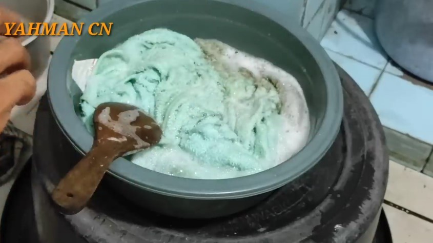 Tak perlu garam atau cuka, cara mencuci handuk dekil agar bersih lagi pakai tambahan 3 bahan dapur