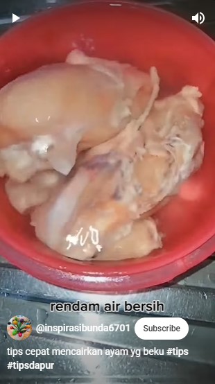 Tanpa air panas atau garam, ini trik mencairkan ayam beku pakai 1 bahan dapur hanya dalam 10 menit