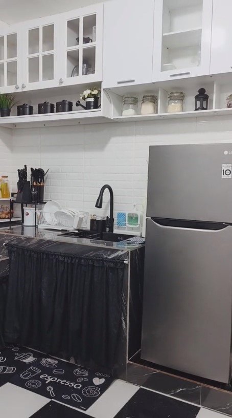 dapur hitam tanpa kitchen set estetik © 2023 brilio.net dapur hitam tanpa kitchen set estetik © 2023 brilio.net