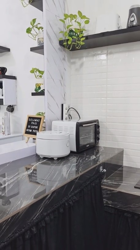 dapur hitam tanpa kitchen set estetik © 2023 brilio.net dapur hitam tanpa kitchen set estetik © 2023 brilio.net