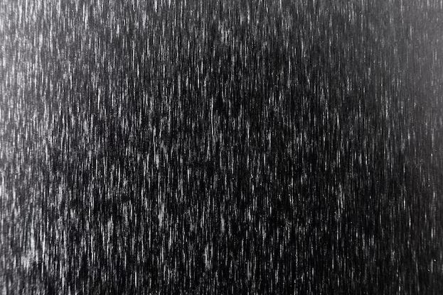 150 Kata-kata mutiara hujan di malam hari estetik, maknanya dalam bikin suasana makin syahdu