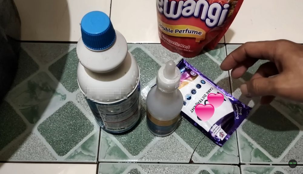 Jangan cuma pakai pemutih, ini trik cuci bantal dekil jadi bersih lagi pakai tambahan 1 bahan masakan