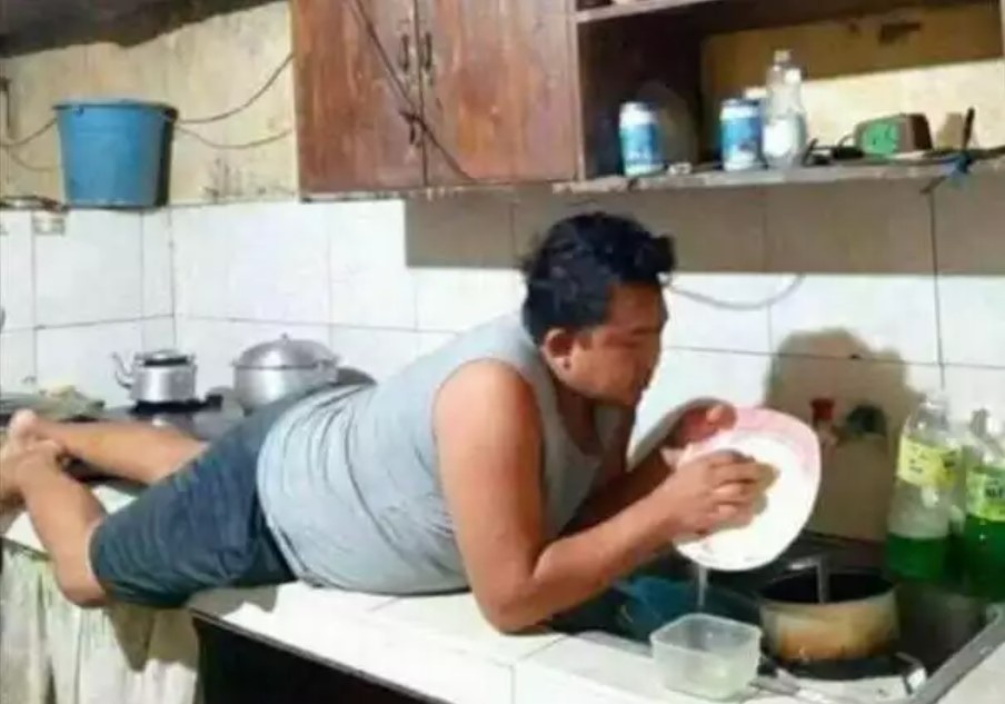 Orang gabut di rumah Berbagai sumber