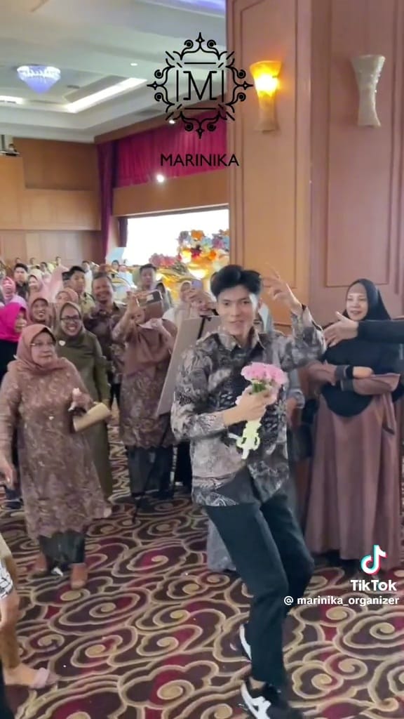 Adik dapat lempar bunga © TikTok