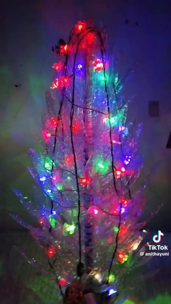 Pohon natal dari botol plastik © TikTok