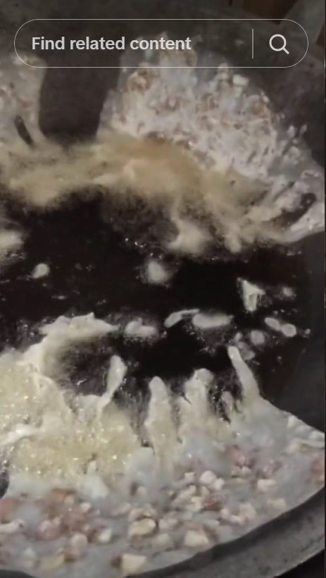 Bukan pakai api sedang, begini cara goreng rempeyek agar renyah, tak berminyak, dan tidak mudah lembek