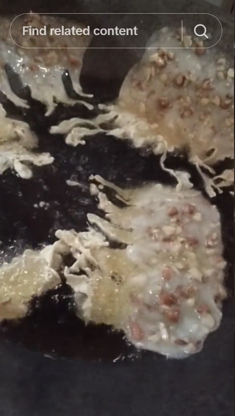 Bukan pakai api sedang, begini cara goreng rempeyek agar renyah, tak berminyak, dan tidak mudah lembek