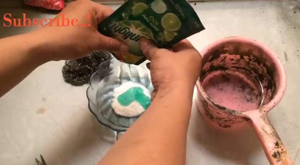 Tambah 1 bahan dapur, ini trik hilangkan kerak dan lumut di kamar mandi agar kembali kinclong kesat