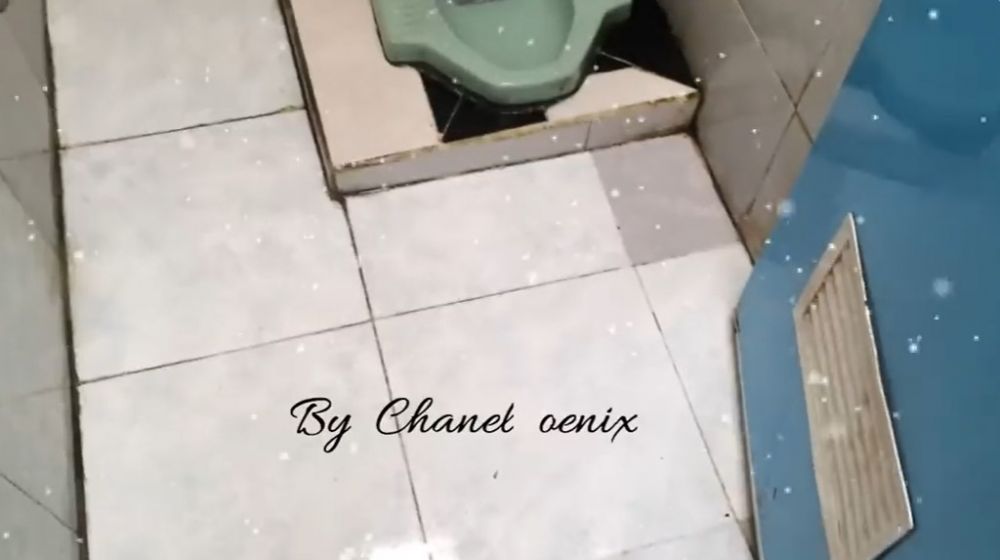 Tambah 1 bahan dapur, ini trik hilangkan kerak dan lumut di kamar mandi agar kembali kinclong kesat