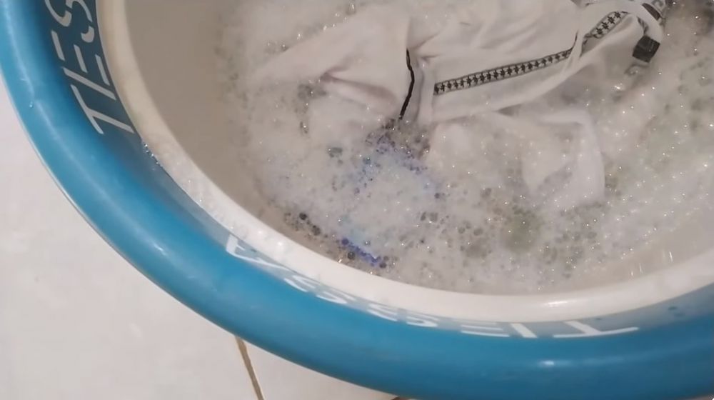 Tanpa baking soda dan direndam air panas, begini trik memutihkan pakaian menguning pakai 2 bahan dapur