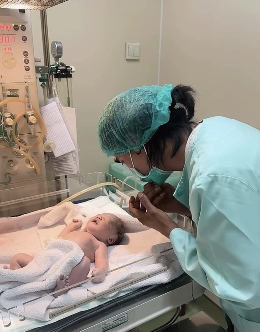 Momen Charly van Houten sambut kelahiran anak ketiganya © 2023 brilio.net